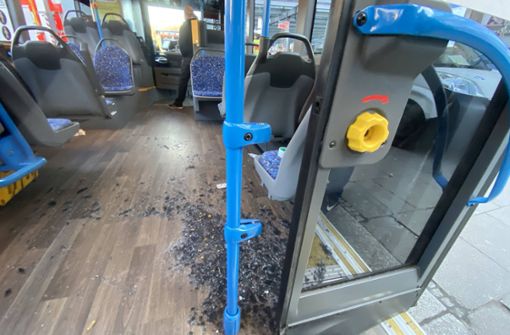 Der Innenraum im Bus: Eine zersprungene Scheibe liegt auf dem Flur. Foto: 7aktuell.de/Simon Adomat/7aktuell.de | Simon Adomat