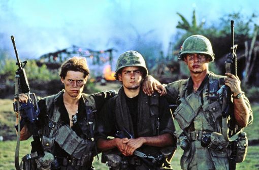 Kinobilder einer verrohenden USA: Willem Dafoe, Charlie Sheen und Tom Berenger in „Platoon Foto: imago/Everett Collection/Orion