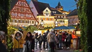 Der leuchtende Budenzauber auf dem Esslinger Markt- und Rathausplatz und auf dem Hafenmarkt dauert knappt drei Wochen an. Foto: Horst Rudel