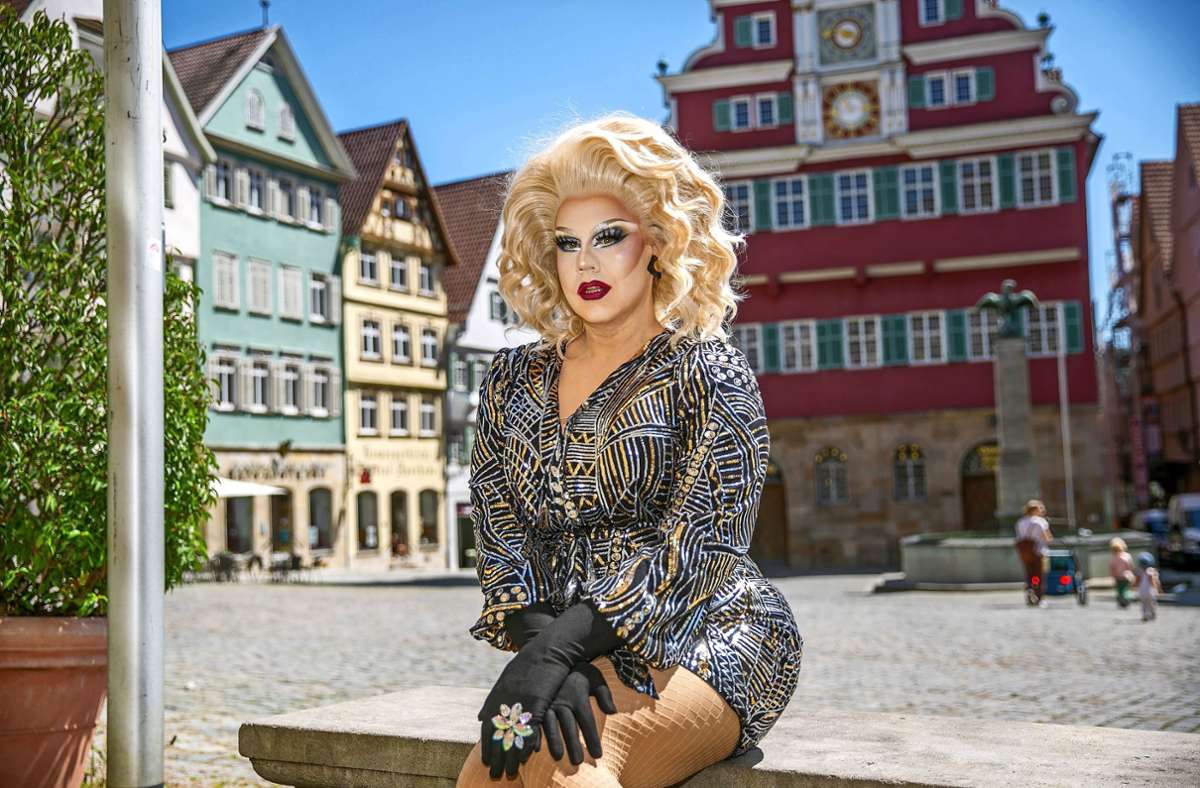Veronica Mont Royal, hier am Rathausplatz, findet es wichtig, dass die LGBTQIA+-Szene in Esslingen sichtbar wird.