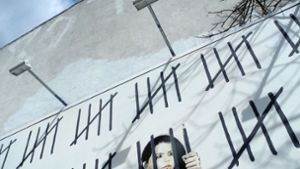 Banksy protestiert mit einem Wandbild gegen die Inhaftierung der Künstlerin Zehra Dogan.   Foto: dpa