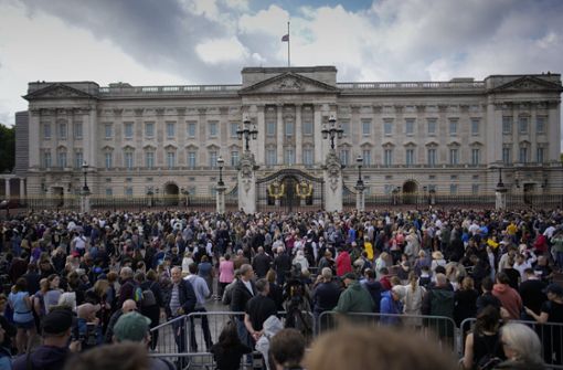 Nach dem Tod von  Queen Elisabeth II. trauern Menschen in London vor dem Buckingham-Palast. Foto: dpa/Christophe Ena