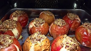 Duftende Bratäpfel, frisch aus dem Ofen, passen gut zur Jahreszeit. Foto: Politik für Frauen