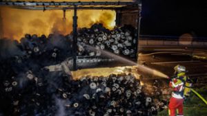Garnspulen brennen auf Autobahn – Stundenlange Sperrung