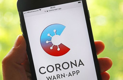 Die offizielle Corona-Warn-App des Bundes erfasst mithilfe von Bluetooth-Signalen, welche Smartphones einander nahegekommen sind (Symbolbild). sind Foto: dpa/Oliver Berg