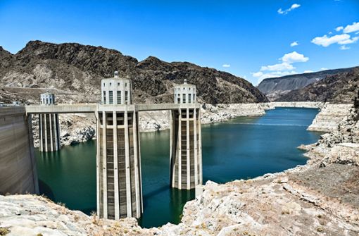 Am Hoover-Damm nahe Las Vegas ist der Mangel sichtbar:   Der Wasserstand war vor 40 Jahren fast 60 Meter höher. Foto: IMAGO/PanoramiC/IMAGO/Thierry Breton