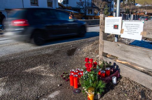 Blumen stehen an der Unglücksstelle, an der ein Autofahrer in eine Gruppe junger Menschen gerast ist und dabei sechs Menschen getötet hat. Foto: dpa/Lino Mirgeler