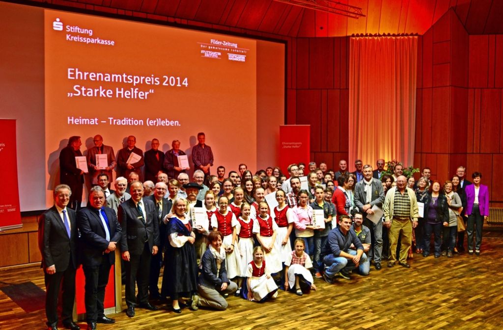 Gruppenbild mit Siegern und Prominenten. Diese  Bürger haben 2014 den Ehrenamtspreis bekommen Foto: Archiv Malte Klein