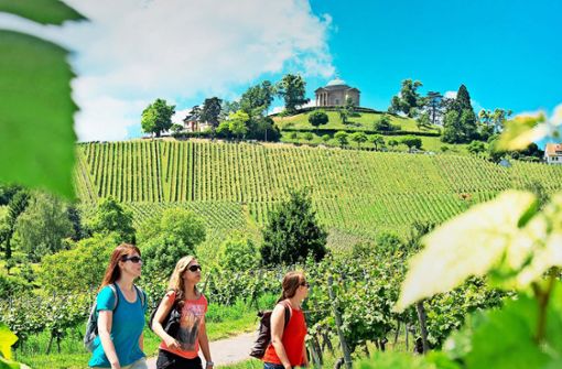 Traumhafte Weinberge direkt unter der Grabkapelle: Auch die touristische Nutzung hat dem Weinbau in Württemberg geholfen. Foto: Lichtgut//Oliver Willikonsky