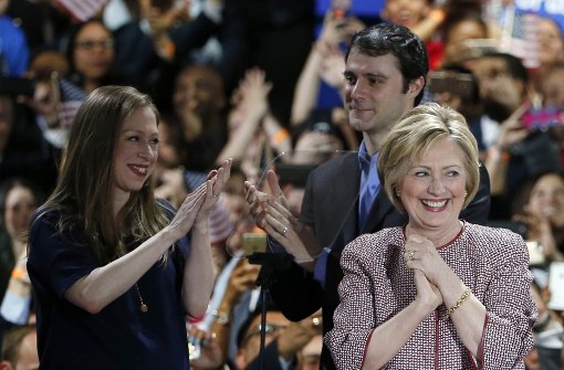 Hillary Clinton (rechts) feiert in Manhattan mit Tochter Chelsea und vielen Anhängern übermütig den Triumph in New York. Foto: AP