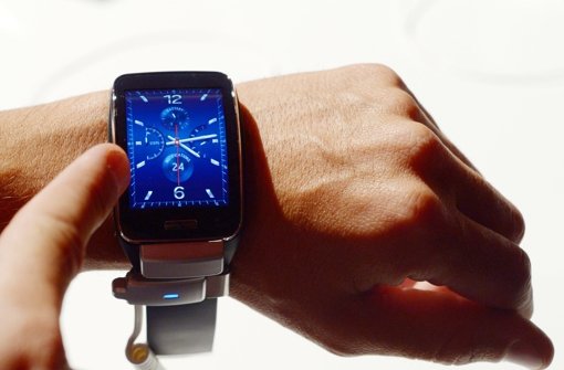 Smartwatches von verschiedenen Herstellern sind der Renner auf der IFA in Berlin. Auf dem Foto ist eine Samsung Gear S Smartwatch zu sehen.  Foto: dpa