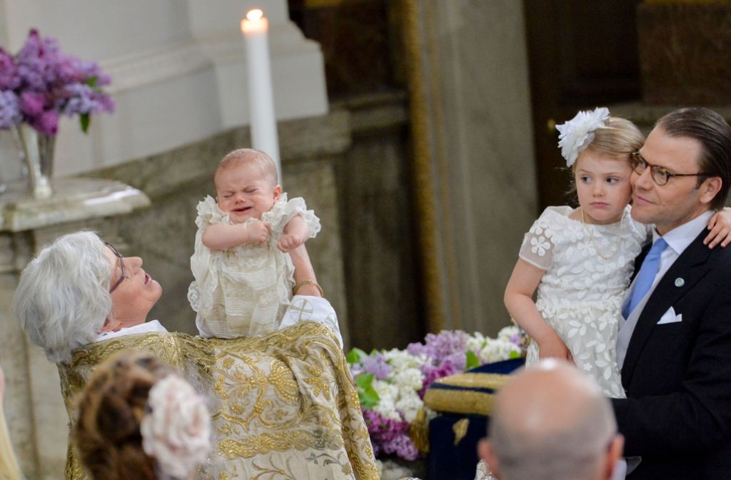 Die vierjährige Estelle (zweite von rechts) scheint mit ihrem Bruder mitzuleiden: Bei seiner Taufe hat sich Prinz Oscar von Schweden dann doch ein paar Tränchen nicht verdrücken können.