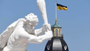Seit Kurzem weht die schwarz-gelbe Landesflagge über dem Karlsruher Schloss. Die Badener sind aufgebracht. Foto: dpa