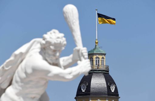 Seit Kurzem weht die schwarz-gelbe Landesflagge über dem Karlsruher Schloss. Die Badener sind aufgebracht. Foto: dpa