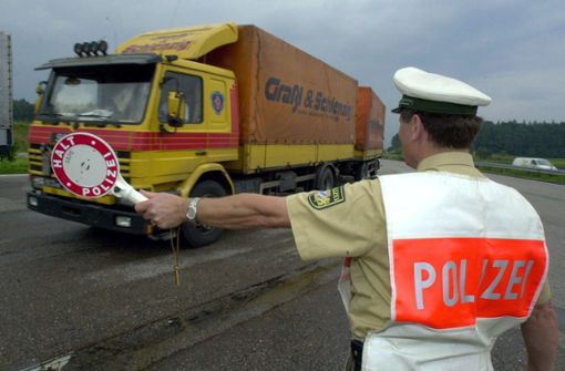 Insgesamt 17 Lastwagen hat die Polizei bei der Kontrolle untersucht. Foto: dpa//Peter_Kneffel