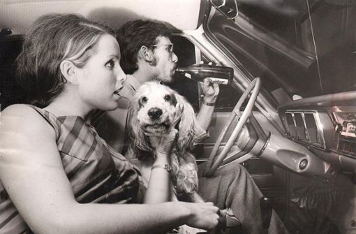 Mit Bier und Hund bei der Premiere des Autokinos Kornwestheim im Sommer 1969. Foto: Uli Kraufmann