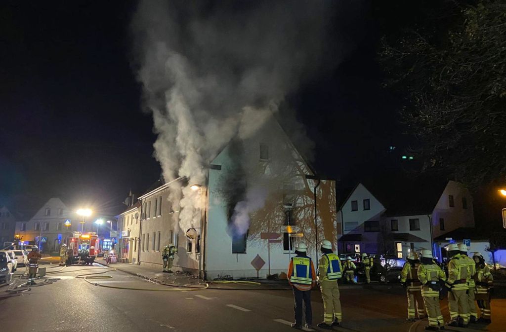 Der Hausbrand in Neckartenzlingen rief ein Großaufgebot der Feuerwehrkräfte auf den Plan.