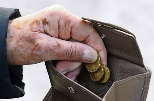Immer mehr  ältere Menschen im Stadtbezirk gelten laut städtischer Studie als arm. Foto: dpa