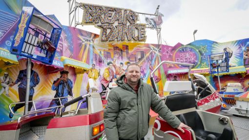 Dominic Heinke, Rekommandeur des Fahrgeschäfts Breakdance, berichtet von gestiegenen Strom- und Personalkosten. Foto: Simon Granville