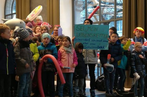 Vor dem Schorndorfer Gemeinderat haben Eltern und Kinder demonstriert. Foto: StZN/Butschek