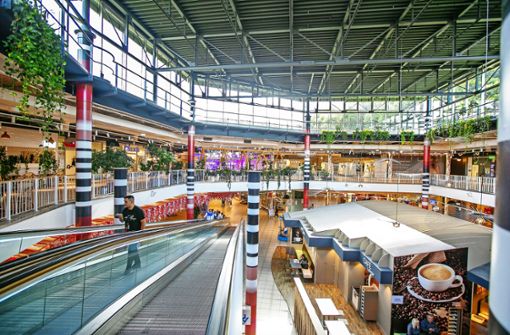 Das Neckar-Center in der Weilstraße in Esslingen hat unter seinem Dach etwa 40 Mieter aus Bereichen wie Lebensmittel, Gastronomie und Bekleidung. Foto: Roberto Bulgrin