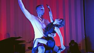 Mit faszinierenden Choreografien bereicherte Gregory Darcys Tanzkompanie die Churchnight um eine reizvolle Facette. Foto: Rainer Kellmayer