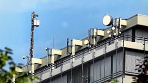 Mobilfunkanlagen auf dem  Dach der Hochschule Esslingen in der Flandernstraße – an städtischen Gebäuden sind sie verboten. Foto: Horst Rudel/Archiv