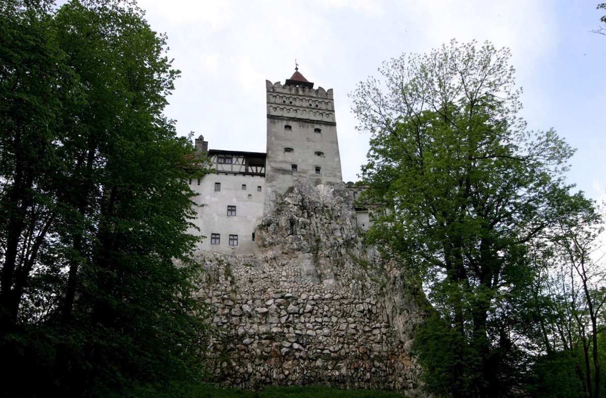 Wer in Rumänien eine Impfung bekommen will, kann diese nun auch im „Dracula-Schloss“ Bran erhalten. Foto: dpa/A2800 epa Robert Ghement