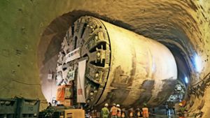 Bahn wendet tonnenschweren Tunnelbohrkopf im Untergrund