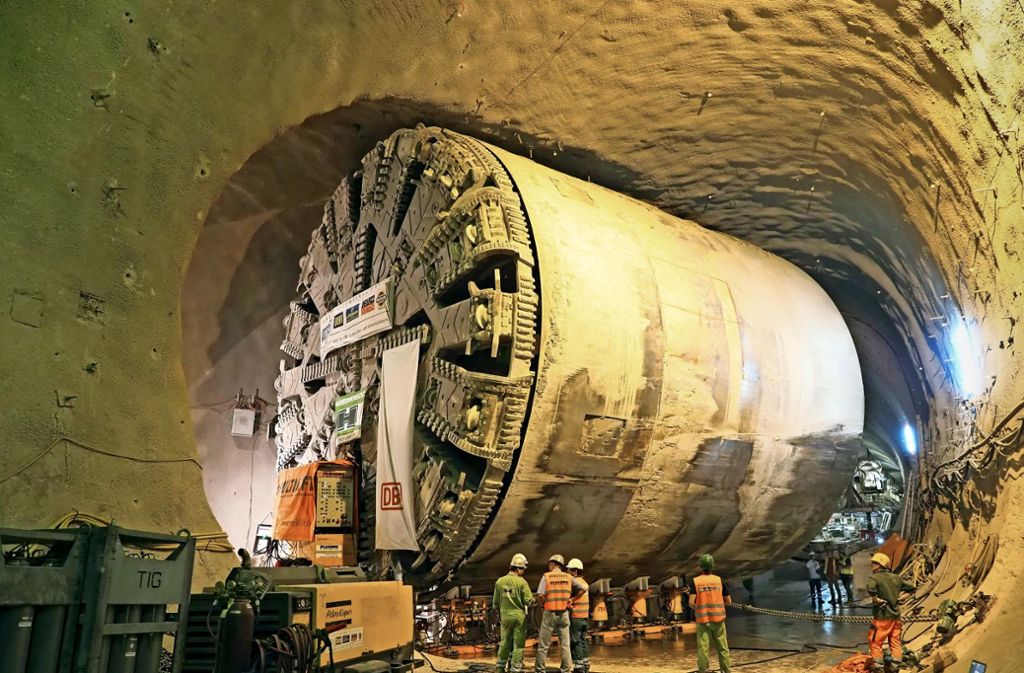 Stuttgart 21 Bahn wendet tonnenschweren Tunnelbohrkopf im