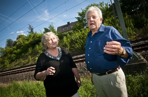Trudl und Lucas Kauschinger am S-Bahn-Gleis vor ihrem Haus am Schützenweg in Leinfelden: Sie wehren sich dagegen, dass hier künftig auch IC-Züge vorbeirauschen sollen. Foto: Max Kovalenko