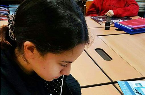 Eine Schülerin macht einen Nasenabstrich. An österreichischen Schulen kommen Corona-Selbsttests für Schüler und Lehrer zum Einsatz Foto: dpa/Anna Müller