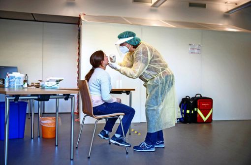 Die Tests werden in einem umfunktionierten Veranstaltungsraum der Klinik vorgenommen. Foto: Gottfried Stoppel