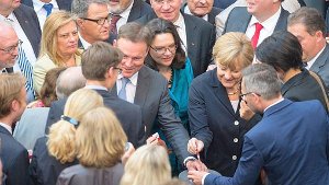 Bundeskanzlerin Angela Merkel und Bundesministerin für Arbeit und Soziales Andrea Nahles (SPD) stimmen am Donnerstag im Bundestag in Berlin über den Mindestlohn ab. Foto: dpa
