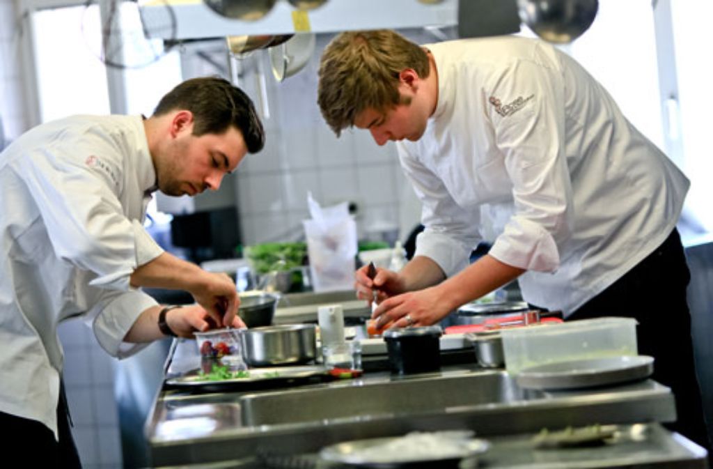 Mit einem Michelin-Stern dekoriert: Benjamin Maerz (rechts), Chefkoch im Restaurant Rose in Bietigheim-Bissingen. Foto: Restaurant Rose