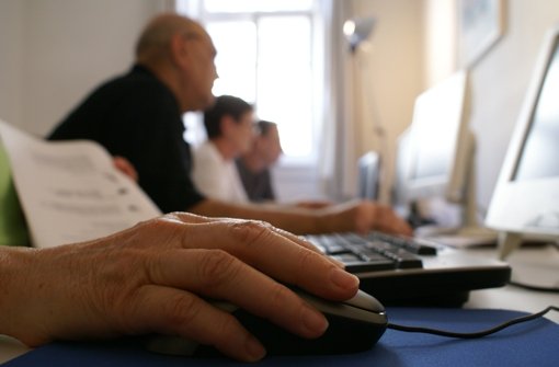 Insgesamt 16 Senioren haben am Computerkurs teilgenommen und sich von den Jugendlichen die ersten Schritte am Computer und ins Internet erklären lassen. Foto: Regine Warth