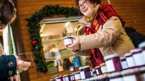 Gerlinde Kretschmann verkauft auf dem Stuttgarter Weihnachtsmarkt Marmelade für einen guten Zweck. Foto: dpa