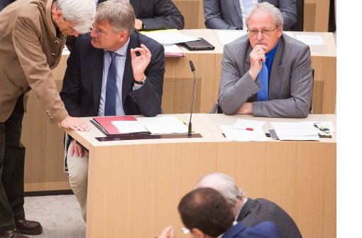 So geht das nicht! Fraktionschef Jörg Meuthen  im intensiven Gespräch mit Wolfgang Gedeon (links)  während einer Landtagssitzung. Meuthen will Gedeon aus der Fraktion ausschließen. Foto: dpa