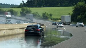 Der linke Fahrstreifen der A7 bei Homburg/Efze steht nach starken Regenfällen unter Wasser. Foto: dpa