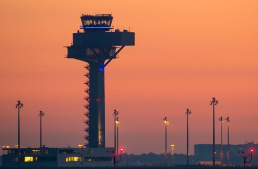 Morgenhimmel über dem Flughafen BER in Berlin. (Archivbild) Foto: dpa/Patrick Pleul