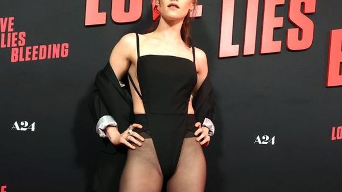 Kristen Stewart zeigt sich mit kurzem Body auf rotem Teppich