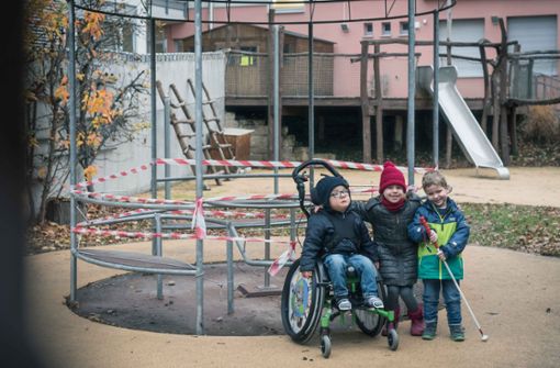 Das Rollstuhlkarussel auf dem Spieplatz ist kaputt. Nicht nur Björn, Wilma und Max (rechts) wünschen sich, dass sich das ändert. Foto: Lichtgut/Max Kovalenko