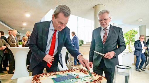 Der Ditzinger Ehrenbürger Günther Oettinger und Oberbürgermeister Michael Makurath beim Anschnitt  der Geburtstagstorte  nach dem offiziellen Teil der Matinee. Die Torte ziert die  Europaflagge. Foto: Simon Granville