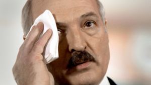 Lukaschenko kommt bei den Forderungen der Partisanen ins Schwitzen. Foto: AP/Sergei Grits