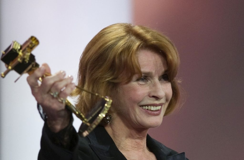 Ebenfalls 2010 bekommt sie die Goldene Kamera in Berlin verliehen. Eine von vielen Auszeichnungen, die die Schauspielerin in ihrem Leben erhalten hat.