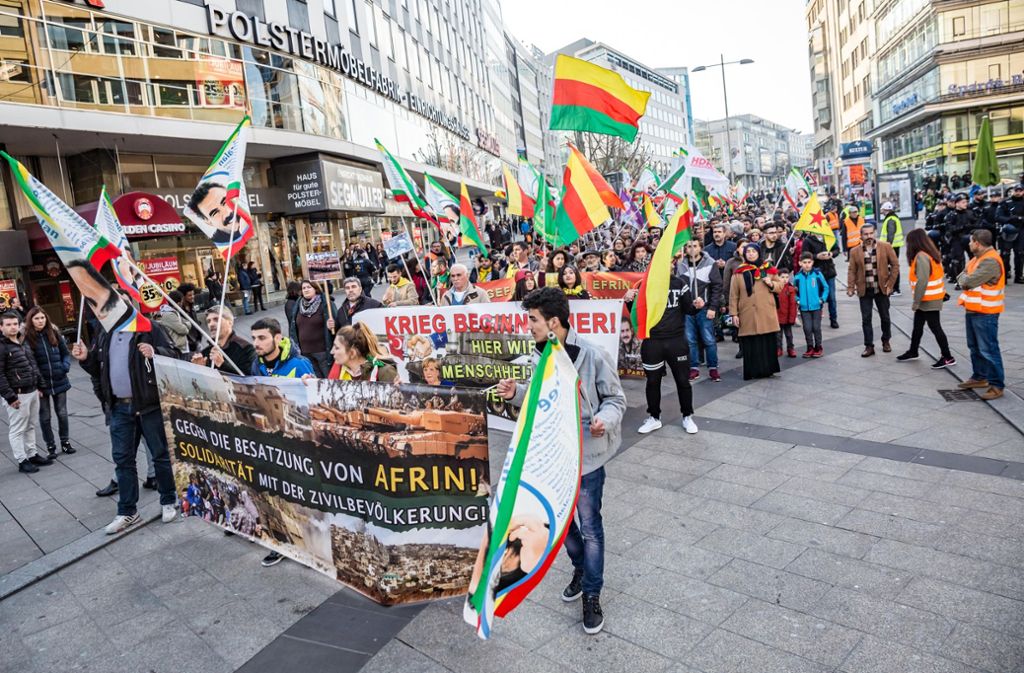 Kurdische Demonstranten protestieren in der Innenstadt gegen die türkische Militärintervention in Afrin. Sie schwenken Fahnen der kurdisch-syrischen YPG-Miliz.