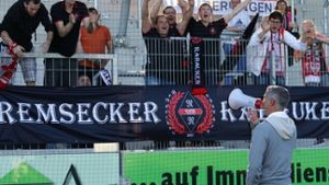 Jürgen Kramny, Trainer des VfB Stuttgart II vor den „Rems­ecker Rabauken“ Foto: Baumann