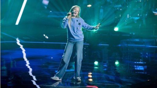 Die elfjährige Anna singt auf der Bühne ein Lied aus dem Disney-Film „Arielle die Meerjungfrau“ Foto: Seven.One/Claudius Pflug