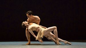 Szene aus Katarzyna Kozielskas neuem Ballett „Aspects“ mit Adam Zvonař und Alina Nanu Foto: Anna Rasmussen