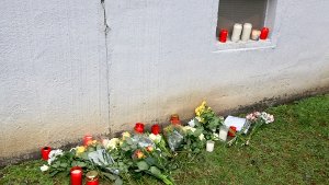 Blumen und Kerzen liegen in Dresden an der Stelle, an der der tote Asylbewerber gefunden wurde. Foto: dpa